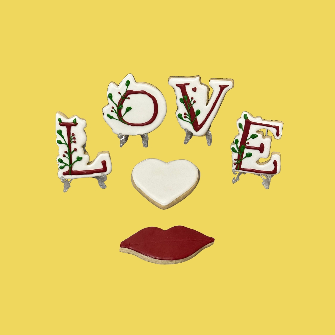 Galletas decoradas con la palabra LOVE, un corazón blanco y labios rojos. Ideal para San Valentín o regalos románticos.