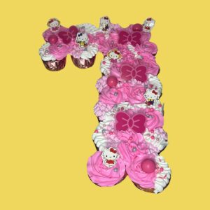 Cupcakes decorados con temática de Hello Kitty en forma de número. Perfectos para fiestas infantiles en el Bronx, NY.