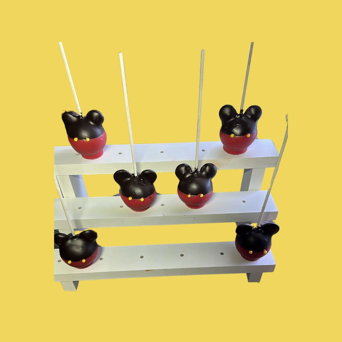 Cake pops decorados como Mickey Mouse en colores rojo y negro. Perfectos para cumpleaños infantiles en el Bronx, NY.
