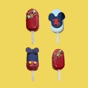Cake popsicles decorados con temática de Mickey Mouse. Diseños en rojo, negro y blanco. Perfectos para fiestas en el Bronx, NY.